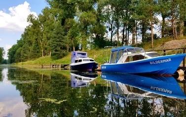 dwie niebiesko-białe łodzie przycumowane na kanale g&oacute;rnonoteckim.