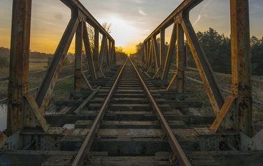 most kolejowy podczas zachodu słońca