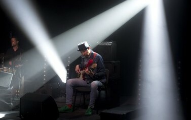 Gitarzysta zespołu podczas gry na gitarze