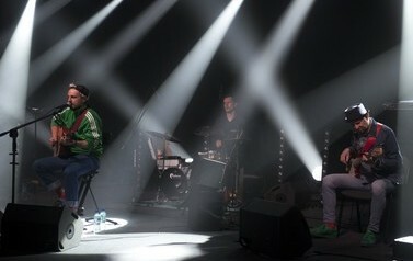 Grający zesp&oacute;ł Pawła Domagały na scenie