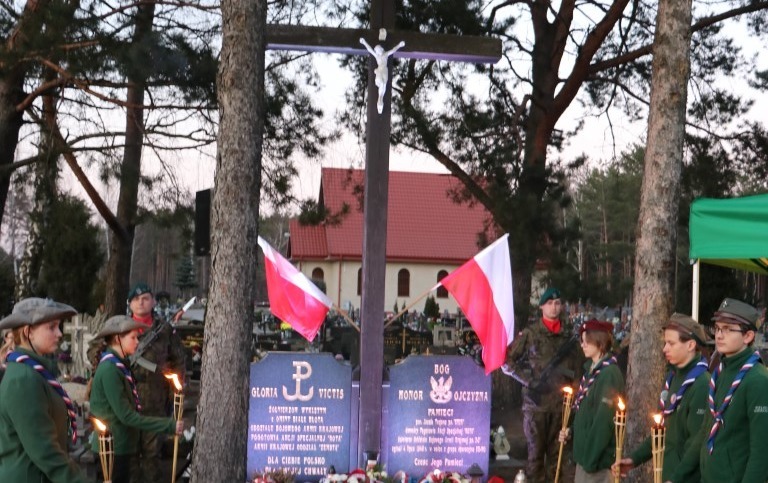 Zdjęcie do Uczciliśmy pamięć Niezłomnych na parafialnym cmentarzu w Cielu