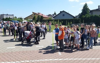 Zdjęcie do Za sprzątanie leśnych okolic Łochowa wzięli się uczniowie i kadra szkoły