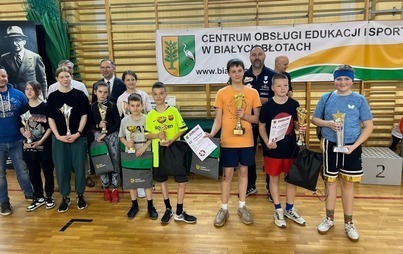 Zdjęcie do Uczniowie szkoły w Łochowie na podium Otwartego Turnieju Tenisa Stołowego. 