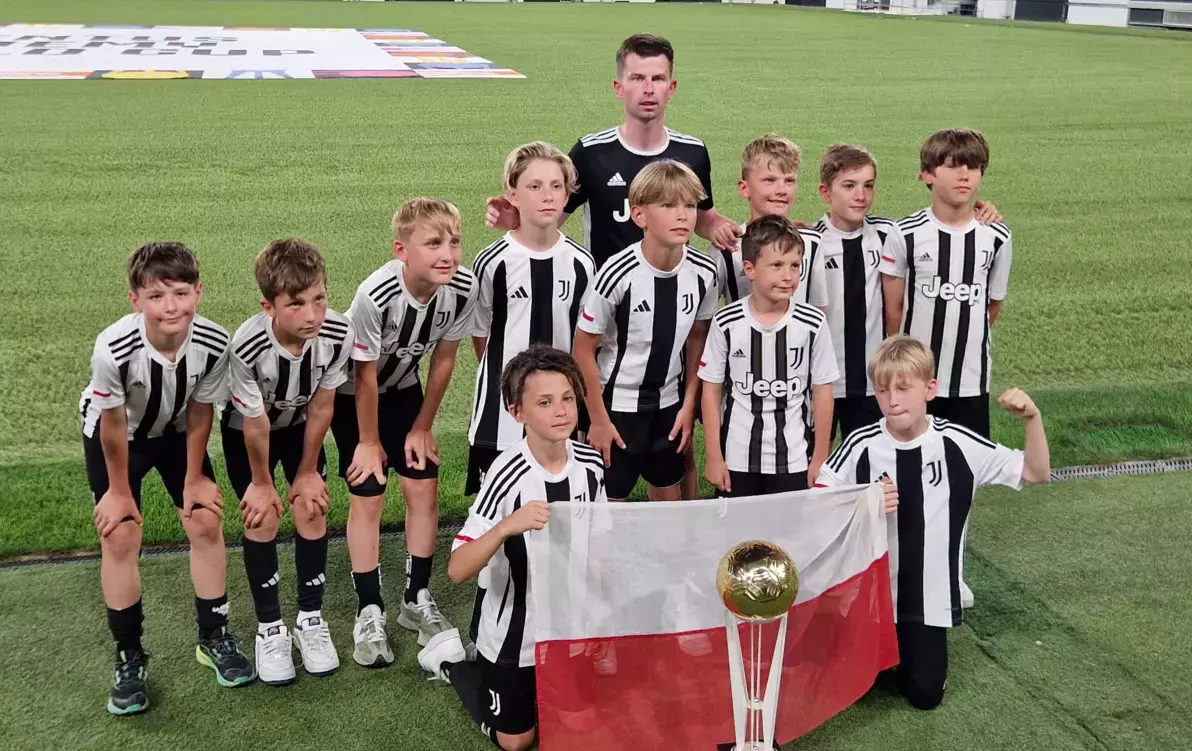 Zdjęcie do Uczniowie Szkoły Podstawowej w Białych Błotach Mistrzami Świata w Juventus World Cup!