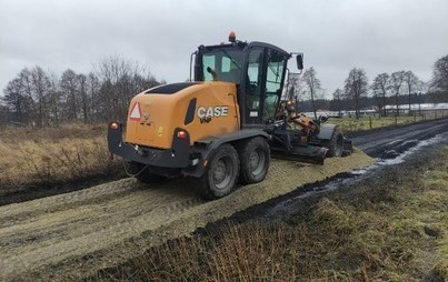 Zdjęcie do Ekipy drogowc&oacute;w zmagają się z kapryśną aurą- mieszkańcy interweniują