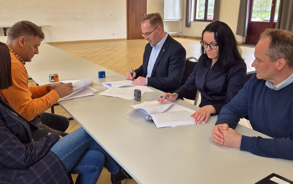 Zdjęcie do Umowa na budowę świetlicy wiejskiej w Murowańcu podpisana