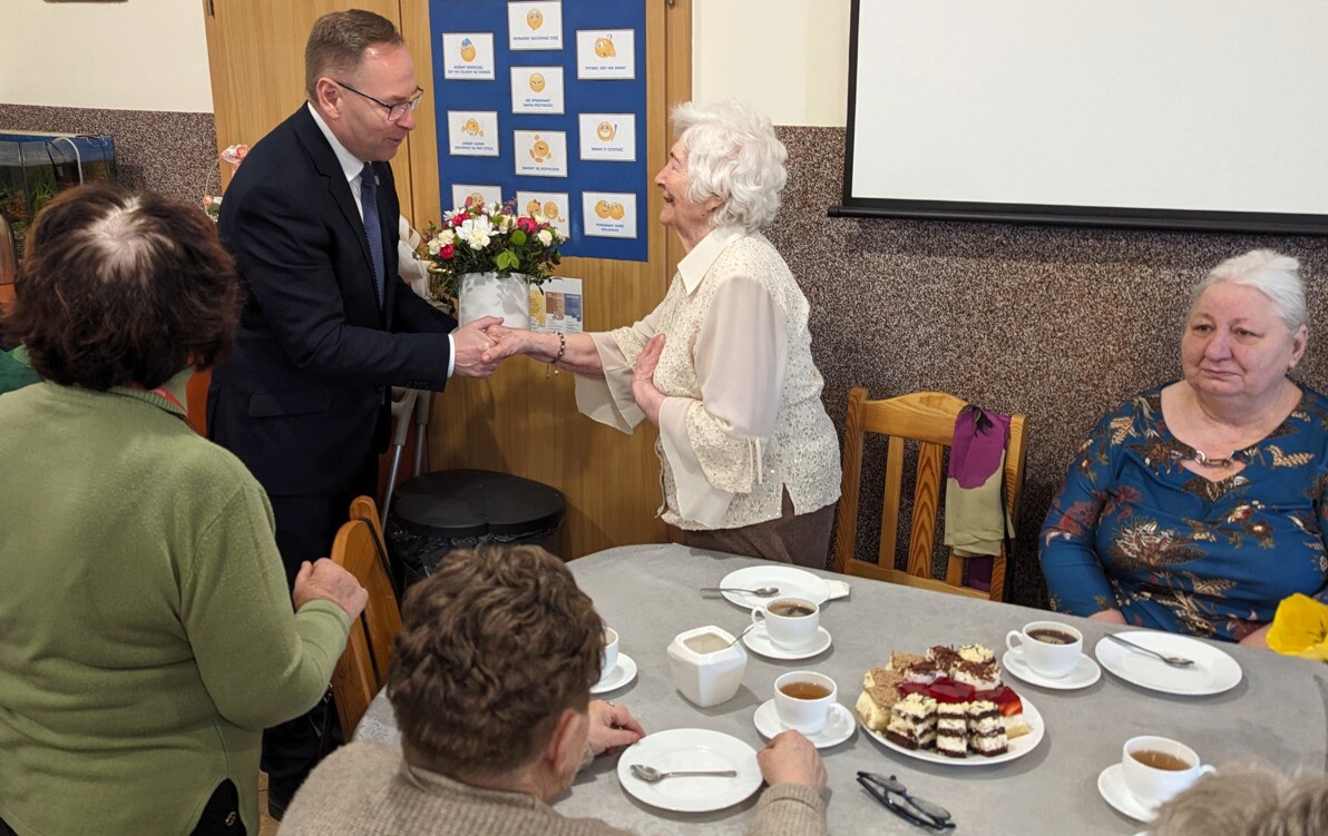 Zdjęcie do Pani Janina z ŚDS w Cielu świętowała 92. urodziny