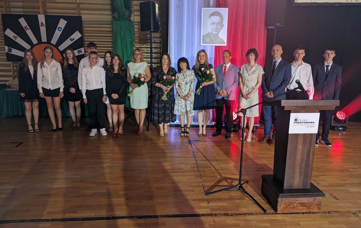 Zdjęcie do Pożegnanie klas &oacute;smych oraz dyrektor Danuty Ferenstain
