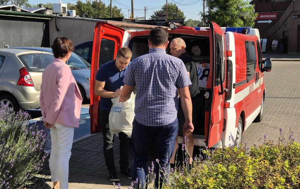Zdjęcie do OSP Białe Błota wyrusza z darami dla powodzian