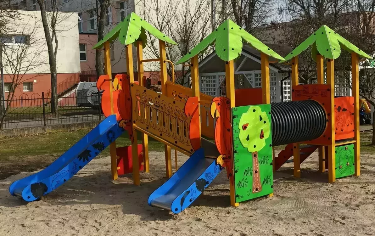 Zdjęcie do Nowe urządzenia na placu zabaw w Przedszkolu Wr&oacute;żka odebrane!
