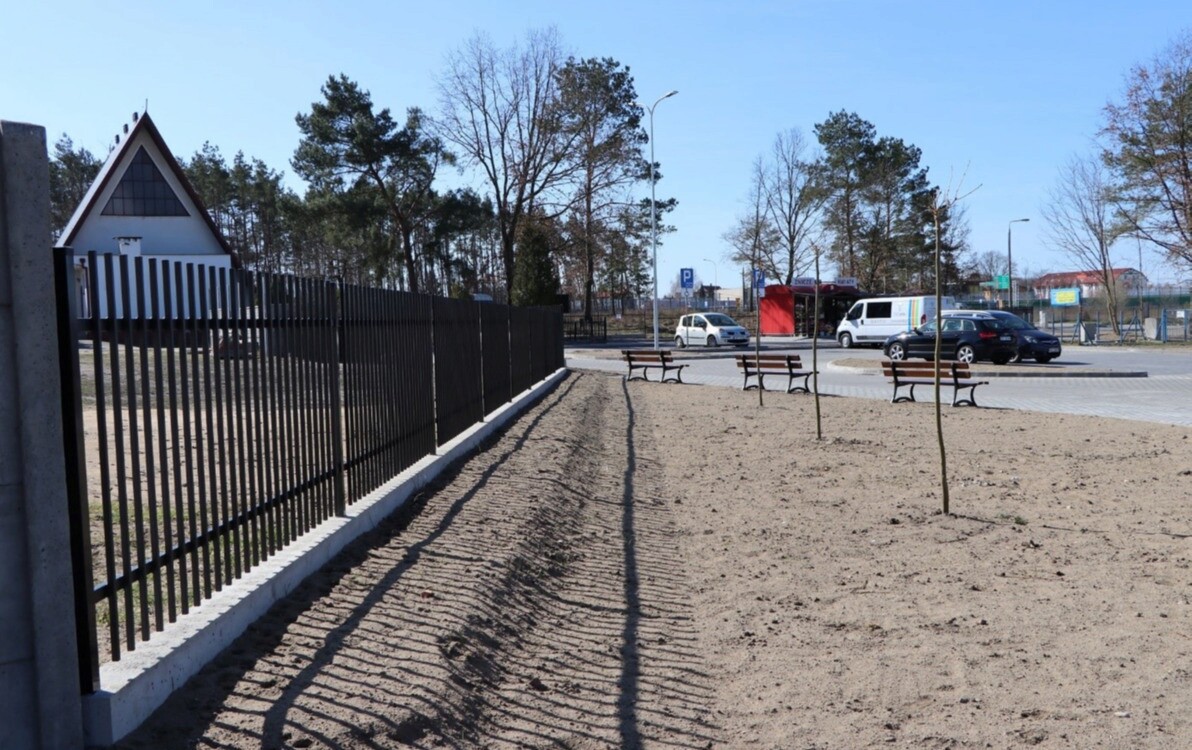 Zdjęcie do Parking i ogrodzenie komunalnego cmentarza w Białych Błotach